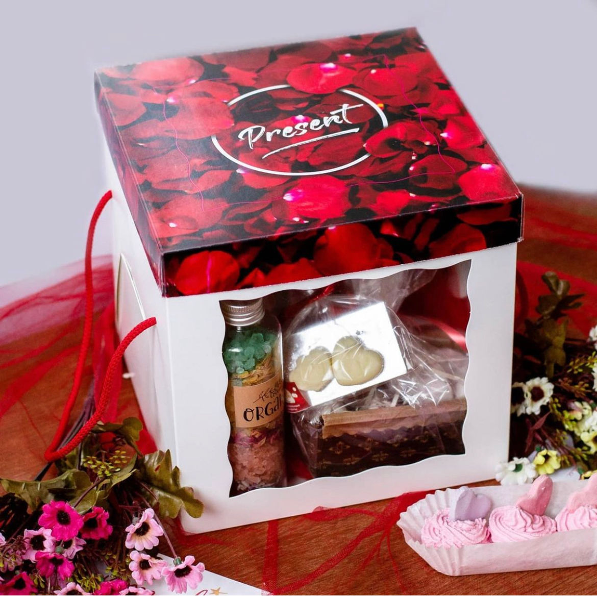 Коробка з ручками, троти, пасха, презент, подарунок