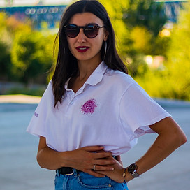 Femme posant avec le Polo Bartmen Wear