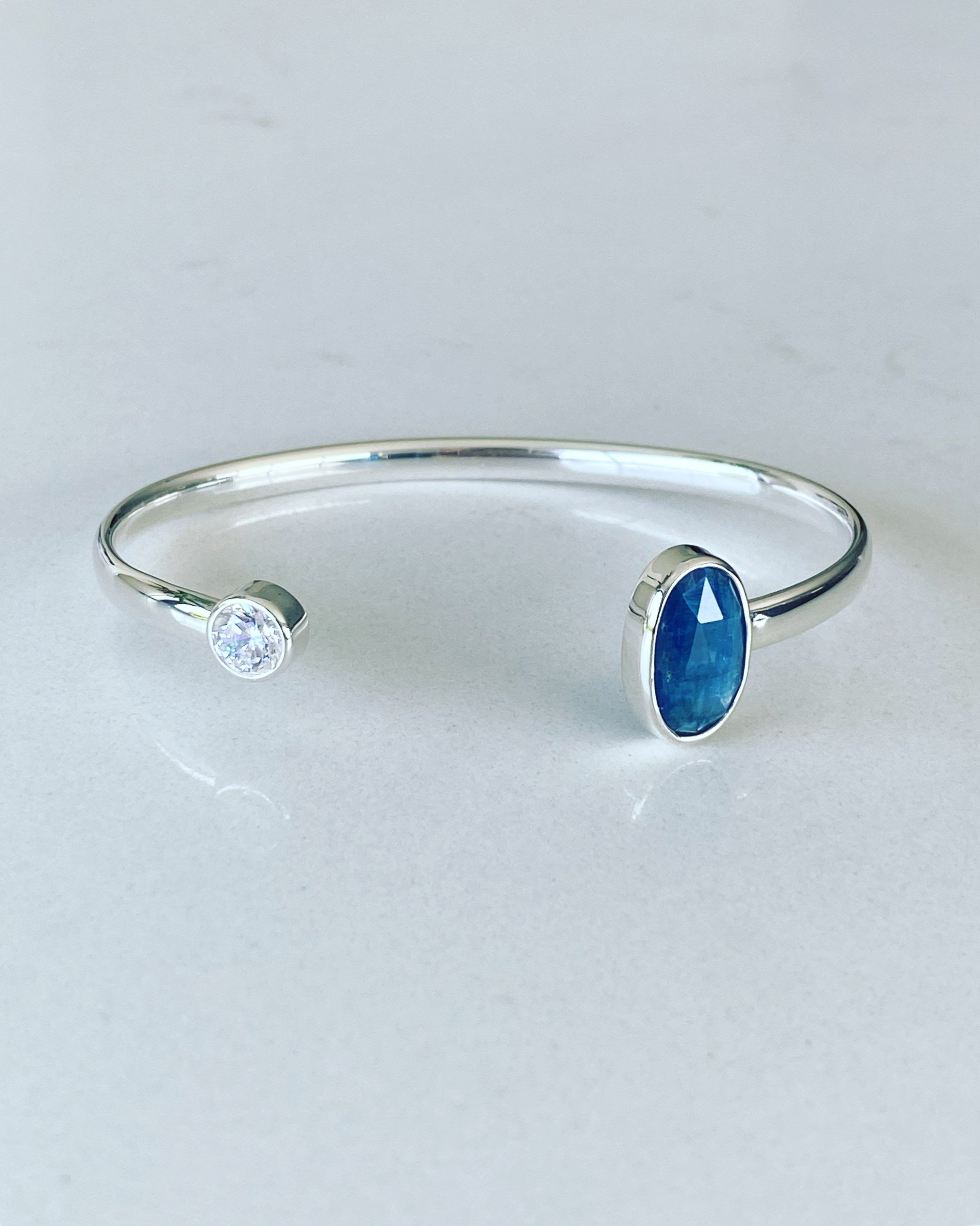 Kyanit- und CZ-Torque-Armreif