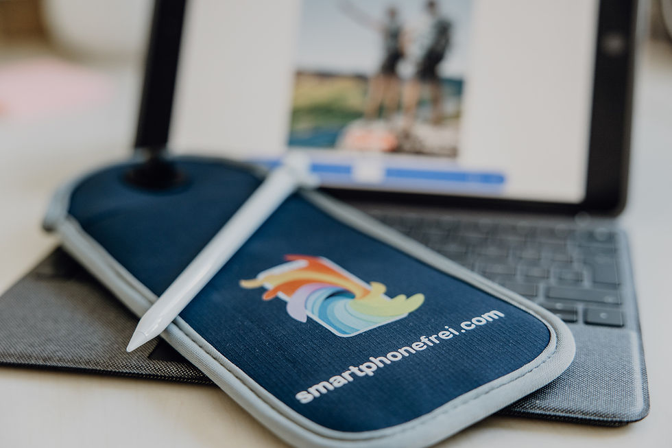 Handytasche liegt auf einem iPad