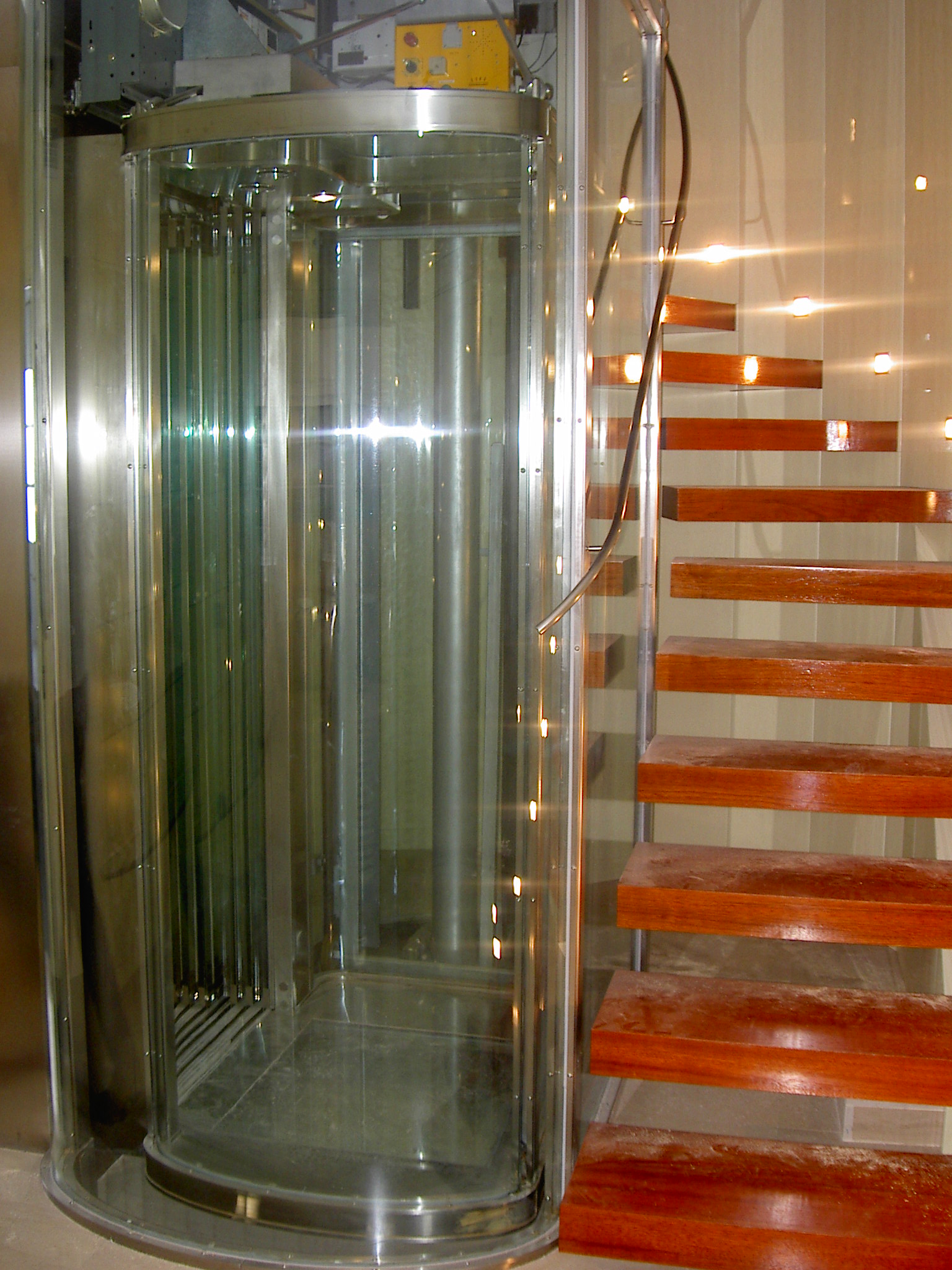 escalones de hierro forrado de mader