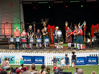 Gladstone carols event a ‘glowing crowd of Santos GLNG blue’