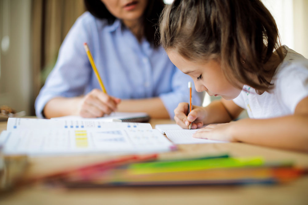 junges Mädchen im Grundschulalter mit Legasthenie übt mit ihrer Nachhilfelehrerin im Lernspass-Förderungskurs