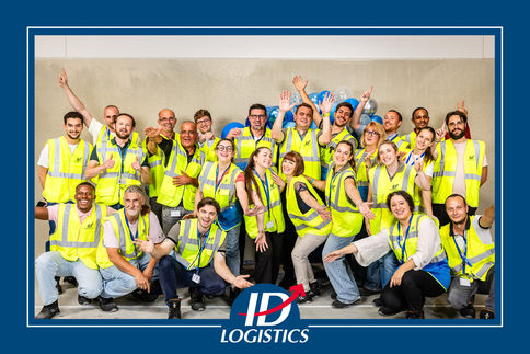 Photo d'équipe en tenue de travail chez ID Logistics