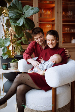 Photographie de bébé à domicile. Lifestyle.