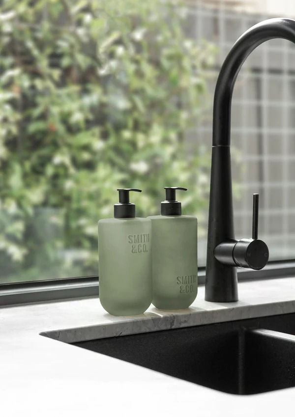 Thumbnail: Smith & Co
Amber & Freesia Hand & Body Wash 400ml