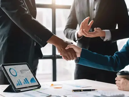 Sulautuminen eli fuusio: miten yrityksen sulautuminen toteutetaan käytännössä