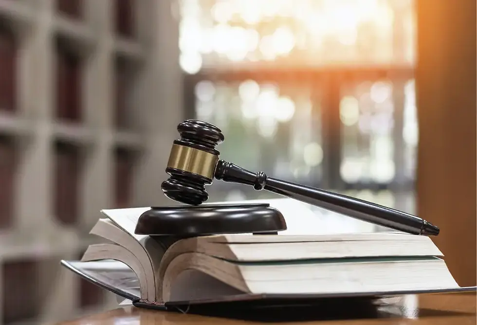 Lain perusteella tutkintavankeja ei ole tarpeen pitää vangittuna oikeassa vankilassa, sillä heillä on erityinen asema. Työsopimuslain on silti otettava huomioon, ettei tutkintavankeuteen määrätty henkilö voi päästä töihin kokonaan tai osittain.