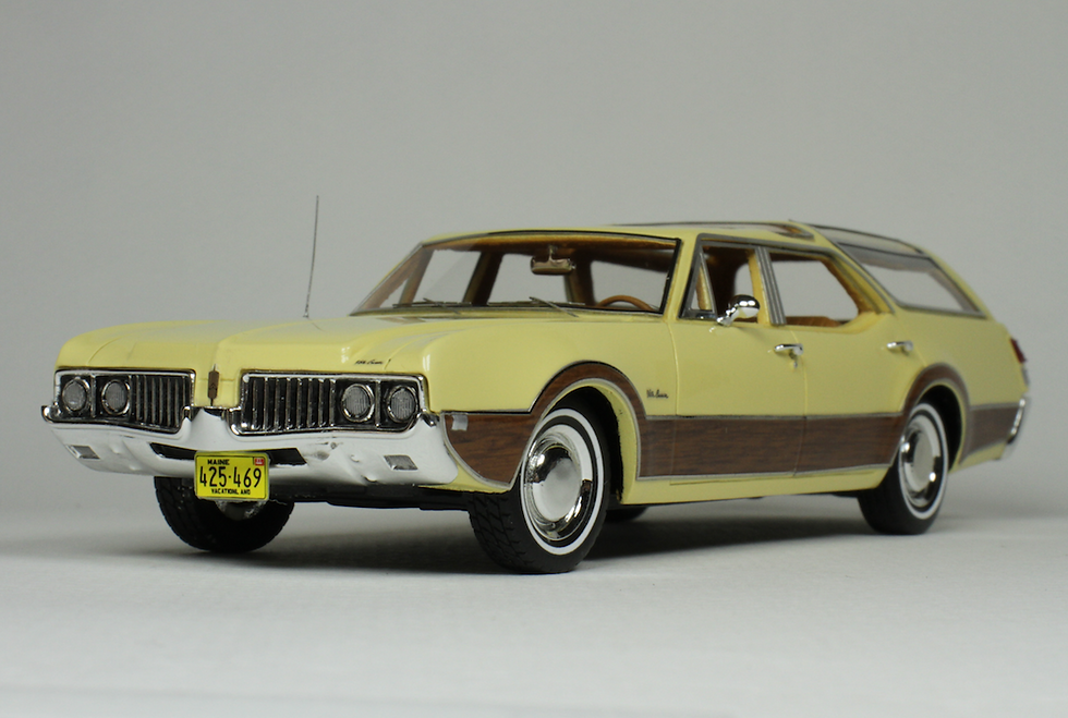 Thumbnail: GC-040 B 1969 Oldsmobile Vista Cruiser color Saffron