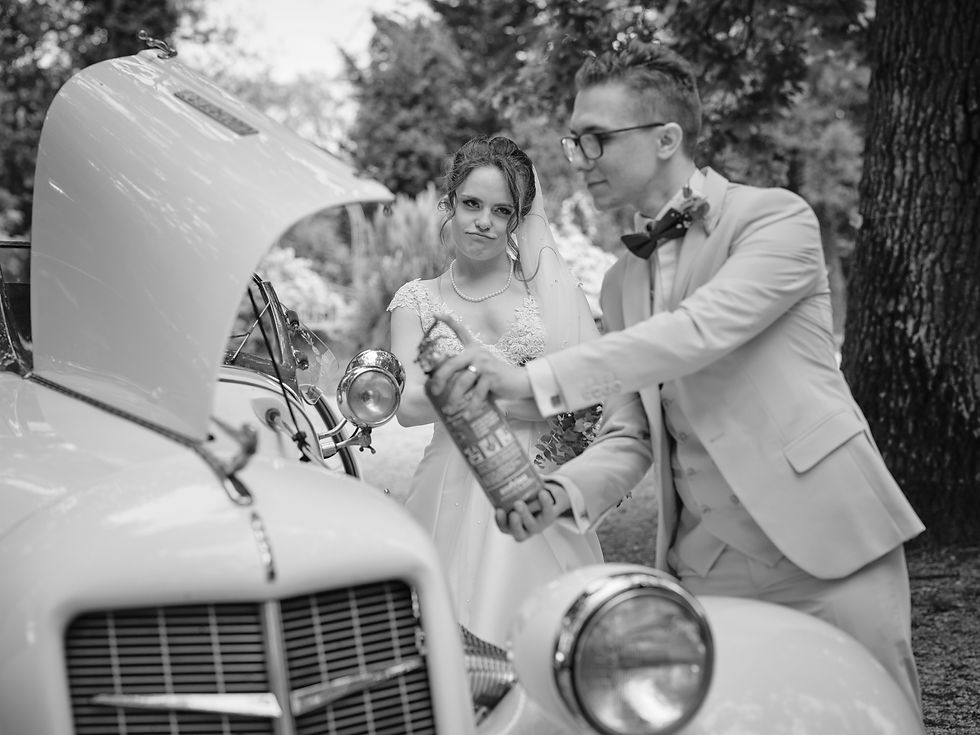 Couple de mariés avec une vieille voiture en panne