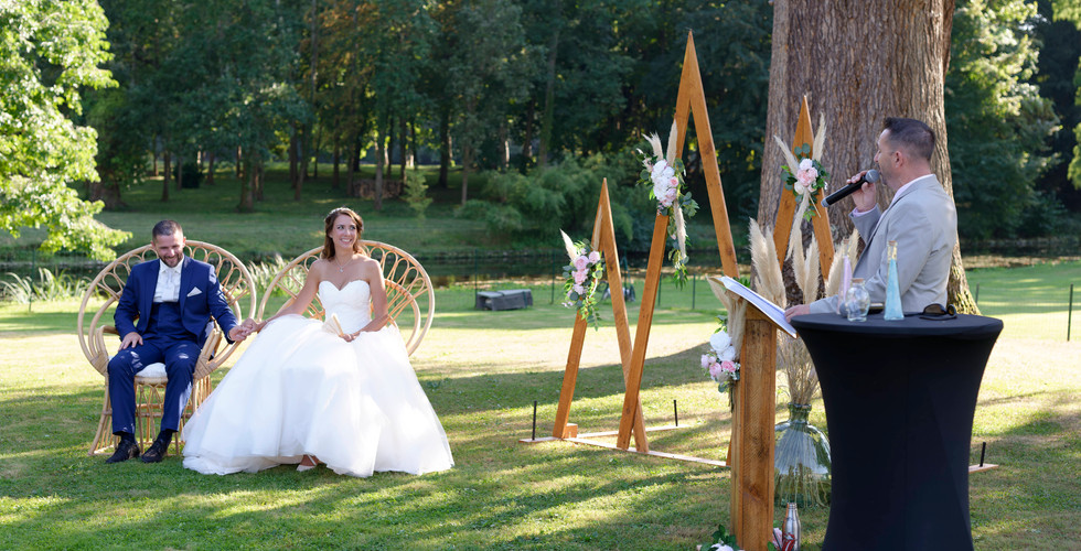 Couple lors d'une cérémonie laïque en plein air