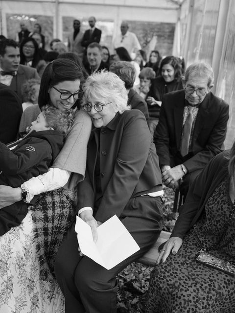 la famille en joie lors d'un mariage - Photo en noir et blanc