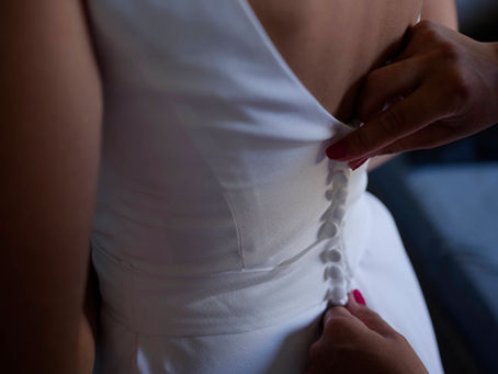 Robe de mariée fermée par la témoin