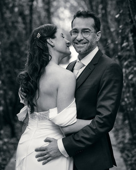 Couple en noir et blanc dans une allée