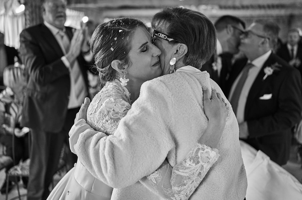 La mariée embrasse sa maman lors de son mariage.