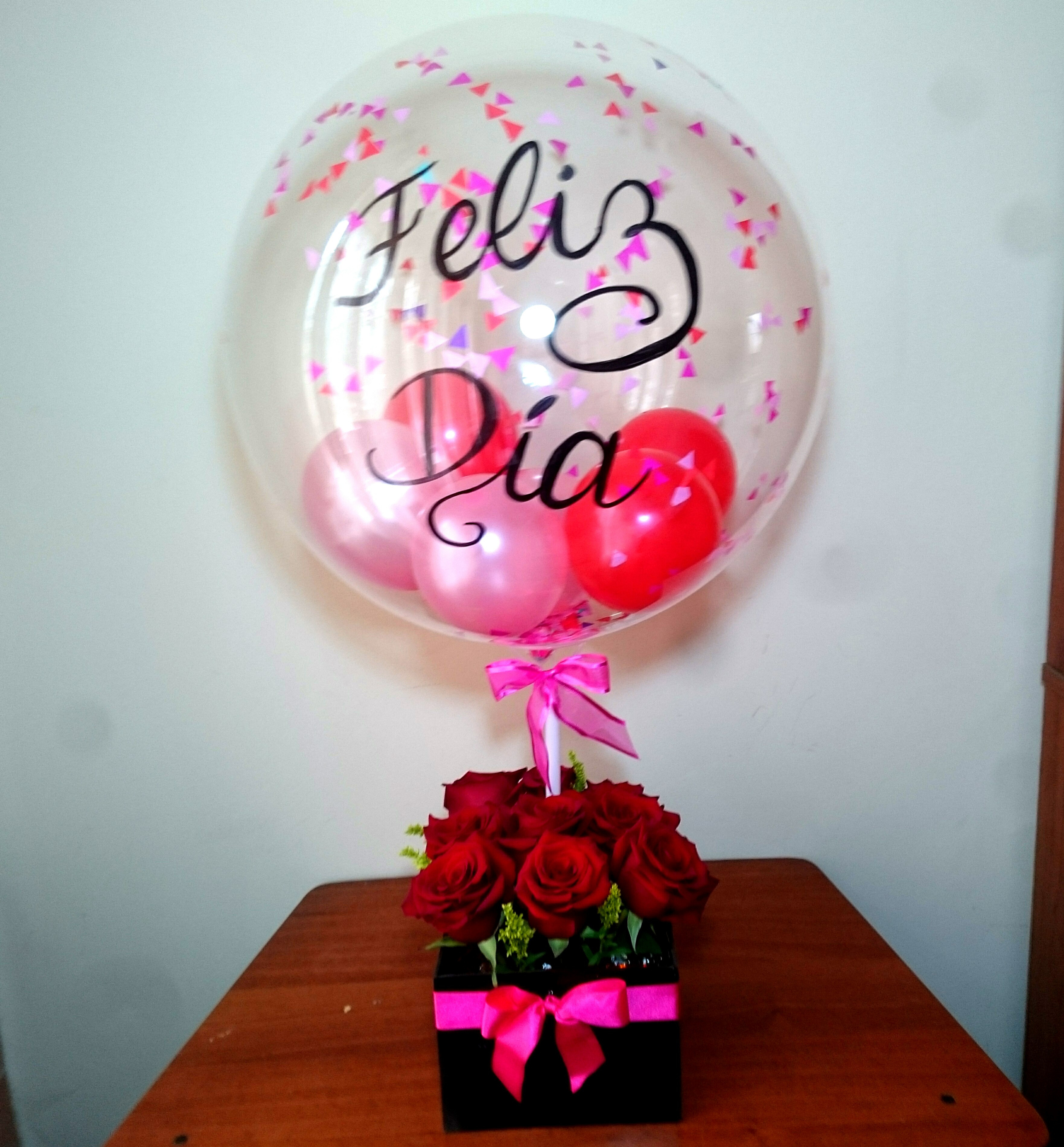 Bucket de Rosas con globo burbuja