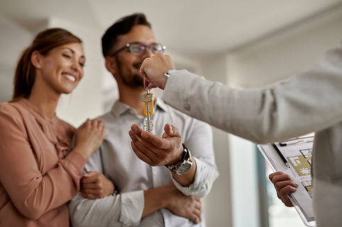 close-de-um-agente-imobiliario-dando-algumas-chaves-de-sua-nova-casa.jpg