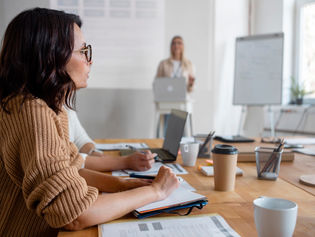 Reducción de jornada durante vacaciones escolares: lo que establece la Ley 21.645 y el dictamen de la Dirección del Trabajo 