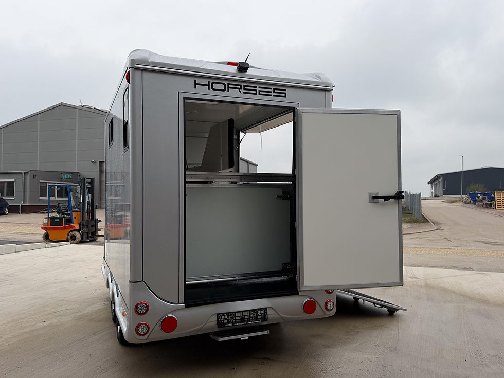 Miniature : van pour 2 chevaux avec cloison