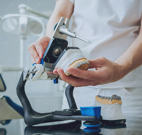 tecnico-dental-trabajando-articulador-laboratorio-dental_179755-4822.jpg