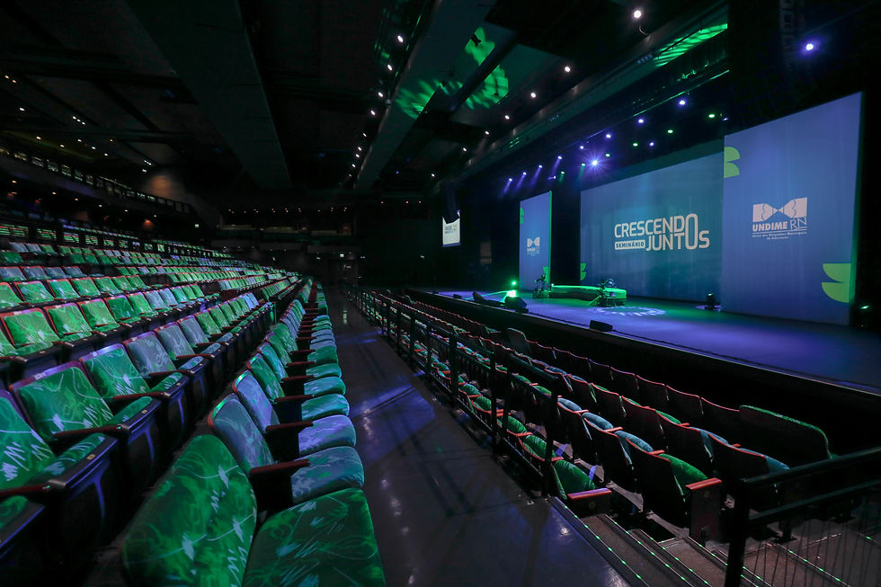 Auditório do Teatro Riachuelo iluminado com público reunido durante edição anterior do Seminário