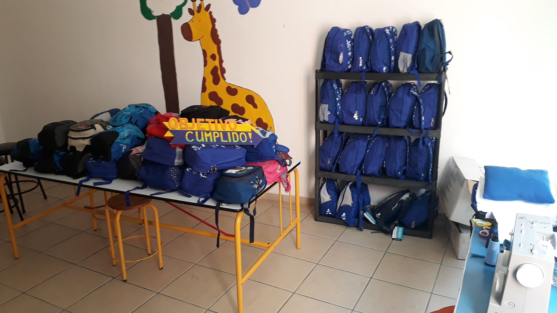 09 ‘Textil kits X kids’ * Prepa 1-3 con Elizabeth Ortega CAS, 4 semanas, por lo menos 30 horas Gracias a la initiativa de su maestra de economía y asesora CAS, Elizabeth Ortega,  los lumnos de Prepa pudieron tener horas de Creatividad y Servicio para CAS al  inscribirse en el proyecto de ayuda a niños con cancer en el Hospital oncológico de  Cuernavaca. Se trabajó con tela, aprendiendo a escoger, marcar, medir, cortar y  coser diferentes telas a mano y con máquina de coser, diseñando y realizando  cobijas, toallas, almohadas y mochilas. En poco tiempo el grupo logró fabricar y  armar 100 kits para 100 niñ@s con cancer y entregarlos un poco antes de navidad