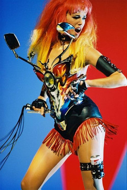 Emma_Sjöberg_in_the_famous_motorcycle_corset_by_Thierry_Mugler