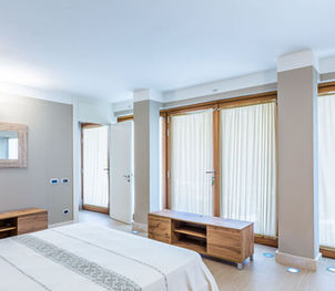 Lussuosa camera da letto in una villa Le Rosemarine.