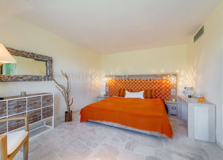 Lussuosa camera da letto in Le Rosemarine Luxury Villas