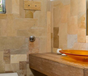 Bagno di lusso con lavabo in vetro, Le Rosemarine.