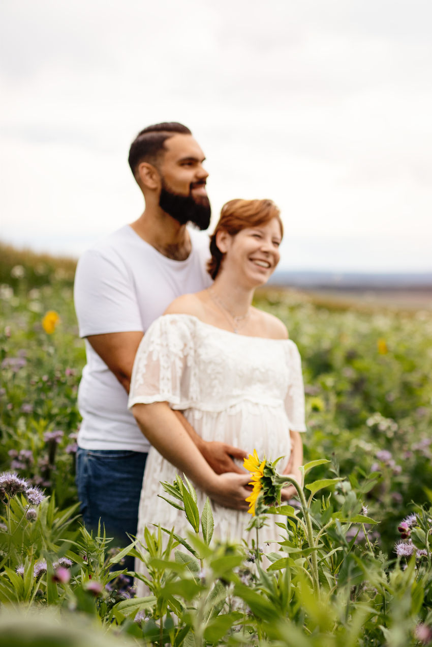 Babybauch Paar hält den Bauch fest in der Natur