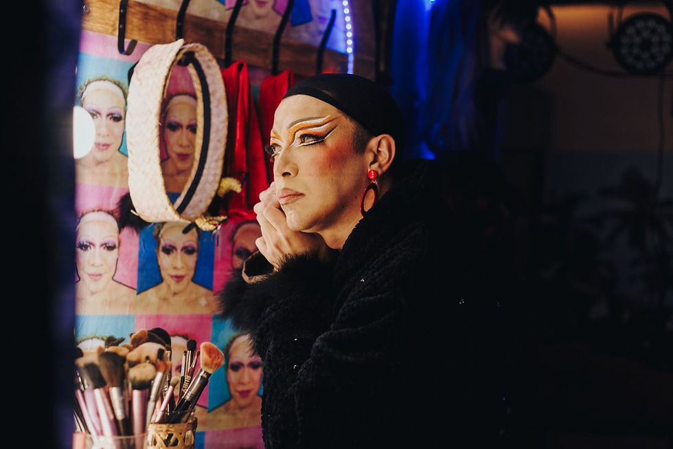 PRAZER, PROFISSÃO DRAG QUEEN: ONDE A DOR E O BRILHO SE ENCONTRAM
