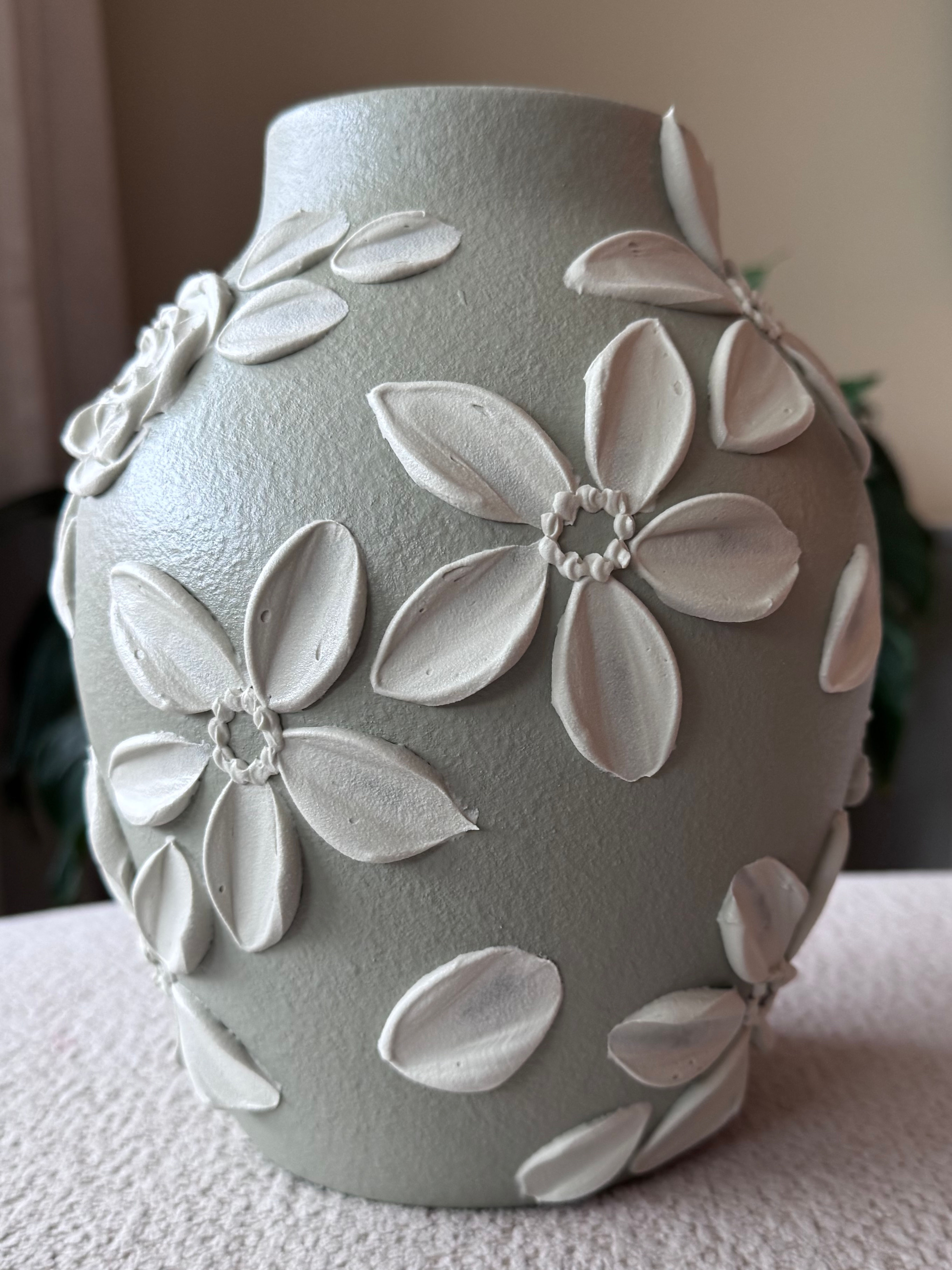 Textured vase (18 x 22 cm)