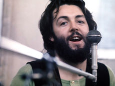 מוזר להתרגש מיום הולדת של אדם שאתה לא מכיר