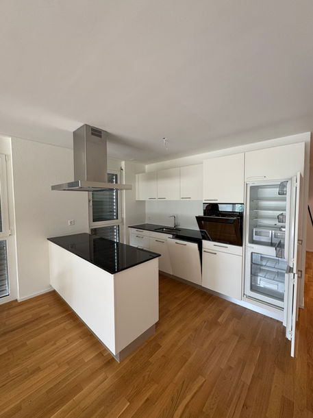 Moderne Küche mit Kochinsel und hochwertigen Geräten