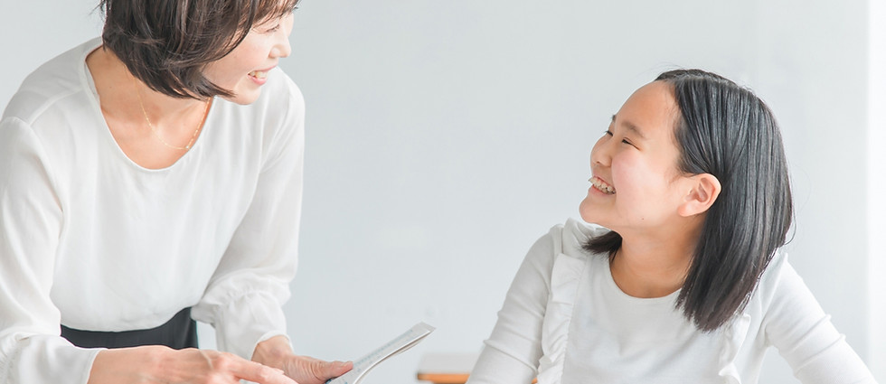 先生が生徒に寄り添って支援している