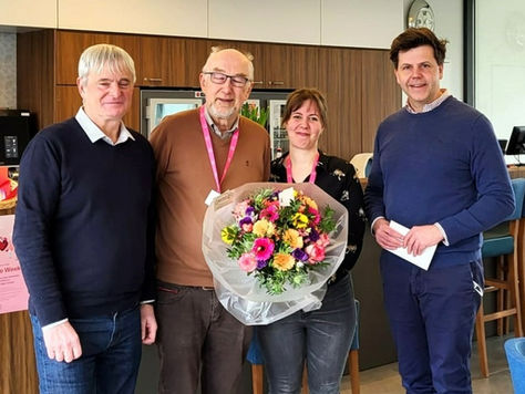 Artikel in Het Nieuwsblad: "Vrijwilliger Harry in de bloemetjes gezet."