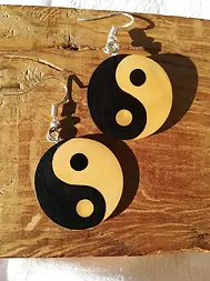 boucles d'oreille yin et yang en bois ébène et buis création sur mesure par les résinoeuds france