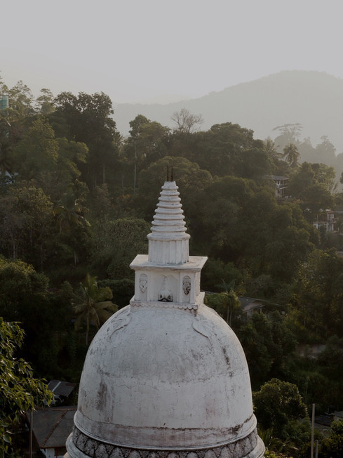 Een stoepa in de culturele stad Kandy - Zonsondergang Kandy - bezienswaardigheden Kandy Sri Lanka - Ongekende Weg