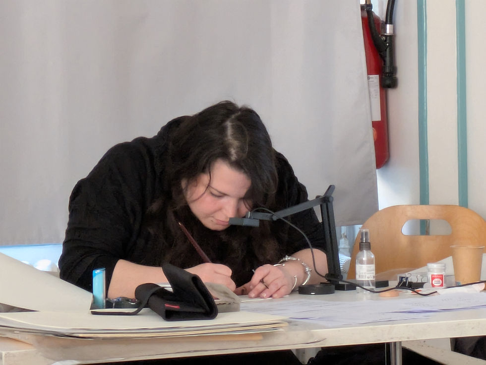 Les gestes d'écriture de Chiara sont projetés sur le grand écran