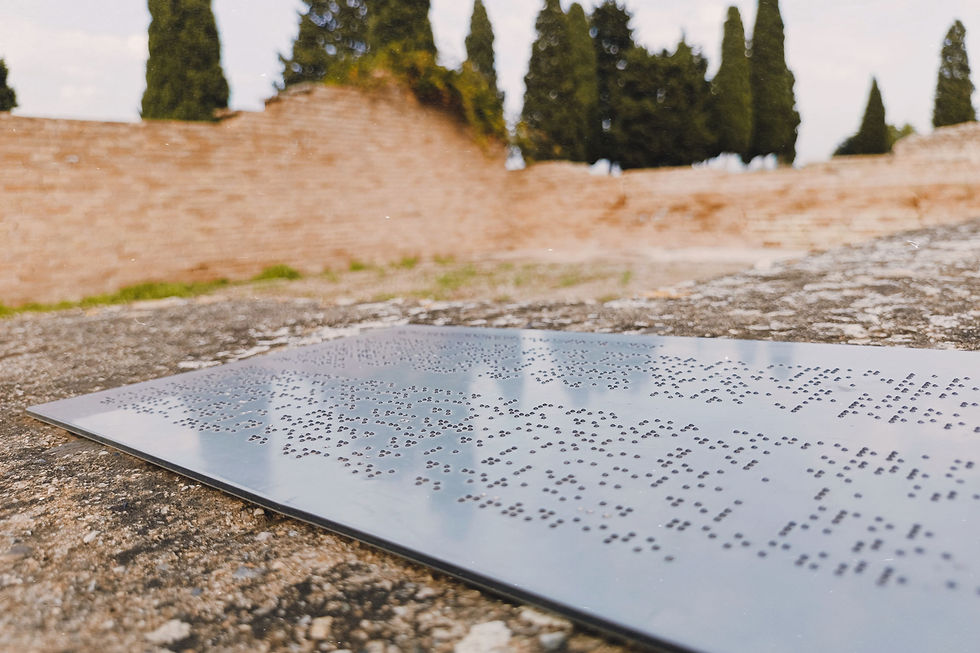 Placa para explicar un monumento escrita en Braille, situada en Itálica/Foto de Claudia Moreno.