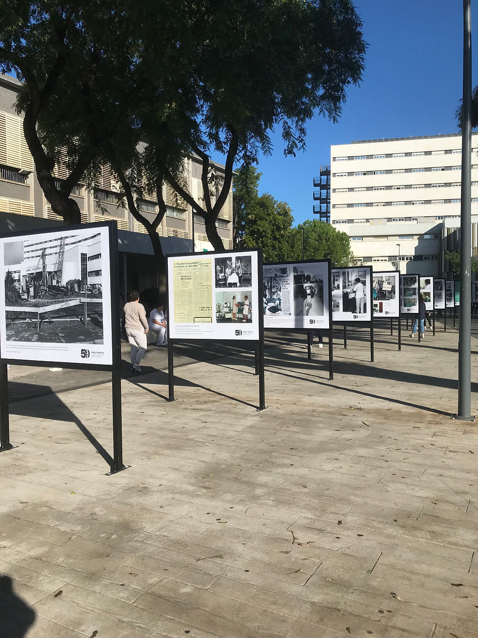 Exposición de fotografía a la entrada del reciento hospitalario.