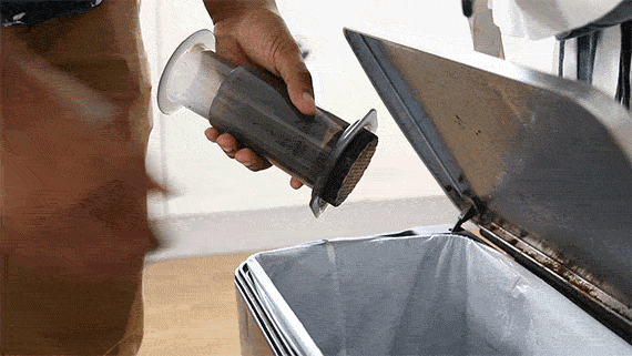 nettoyer l'aeropress.gif
