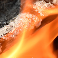 Foto von einem Lagerfeuer als Platzhalter für eine Empfehlung für Darius Götsch