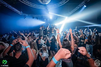 Energická klubová párty s plným tanečním parketem
