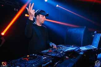 Klubový DJ Sebastian Leeroy při vystoupení