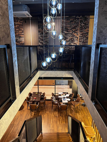 Vue intérieure du restaurant Cave du Boucher Châtelaine avec bar et salle.