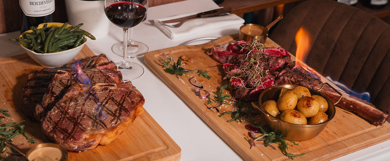 Entrecôte parisienne à volonté servie avec vin rouge à Genève
