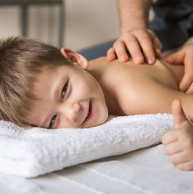 Massage-enfant-scaled.jpg