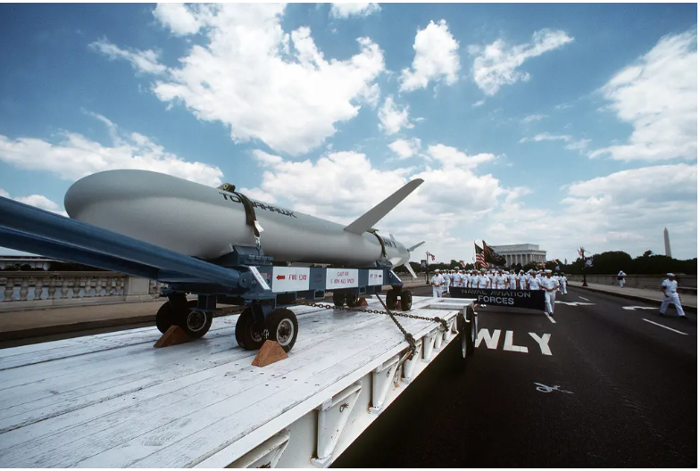 BGM 109 Tomahawk (Serinin ilk versiyonlarından biridir) Resim Kaynak: https://nara.getarchive.net/media/a-bgm-109-tomahawk-land-attack-missile-tlam-is-carried-on-a-trailer-along-the-44a4fb?__cf_chl_f_tk=QxmRjGOcR0GgjVJNBpJOb4dinrC3kbGRlzl9oNjLE6s-1782800297-1.0.1.1-xREMnJMxCrzO1heYjQBEtFUex9f95wTXKf6fq.MrEl0